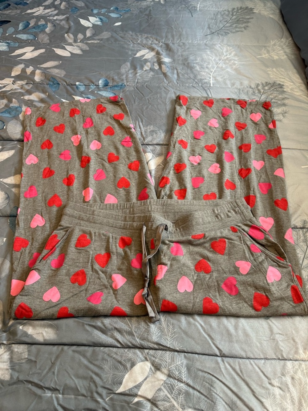 EUC Torrid Gray Pajama Bottoms w/Pink & Red Hearts Sz 3 wide leg - Picture 10 of 10